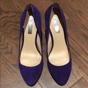 Metallic heeled pumps